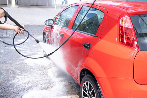 πλύσιμο αυτοκινήτων με αφρό και hi νερό υπό πίεση - Φωτογραφία, εικόνα