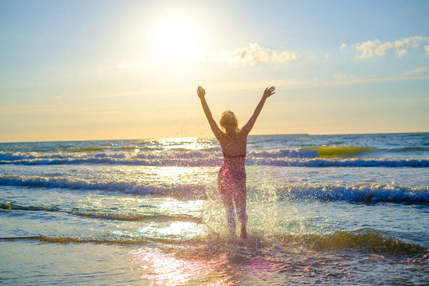 Onnellinen nainen heiluttaa merta - Valokuva, kuva
