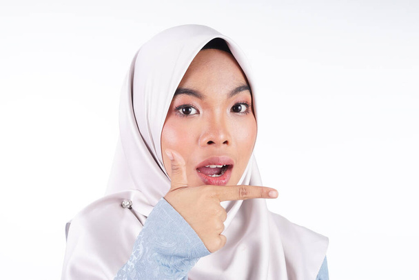 Tiro de cabeça de um adolescente muçulmano bonito usando hijab mostrando várias expressões faciais isoladas no fundo branco. Orientação da paisagem
. - Foto, Imagem