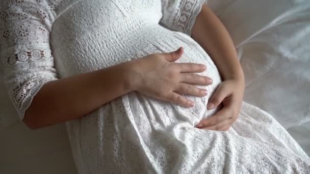 Mujer embarazada feliz y esperando un bebé en casa. - Imágenes, Vídeo