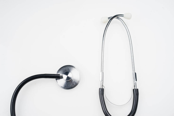 Medizin- oder Gesundheitskonzept. Stethoskop isoliert auf weißem Hintergrund. Flache Lage- oder Draufsicht. - Foto, Bild
