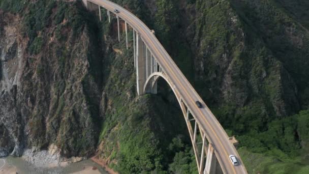 4K wideo koncepcji podróży drogowej. Turyści podróżują słynną autostradą 101 Pacific - Materiał filmowy, wideo