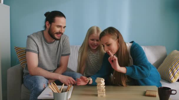 Giovane famiglia ha divertimento giocare jenga - Filmati, video