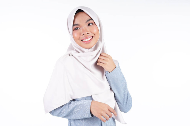 Kopfschuss eines niedlichen muslimischen Teenagers im Hijab, der verschiedene Gesichtsausdrücke zeigt, isoliert auf weißem Hintergrund. Landschaftliche Orientierung. - Foto, Bild