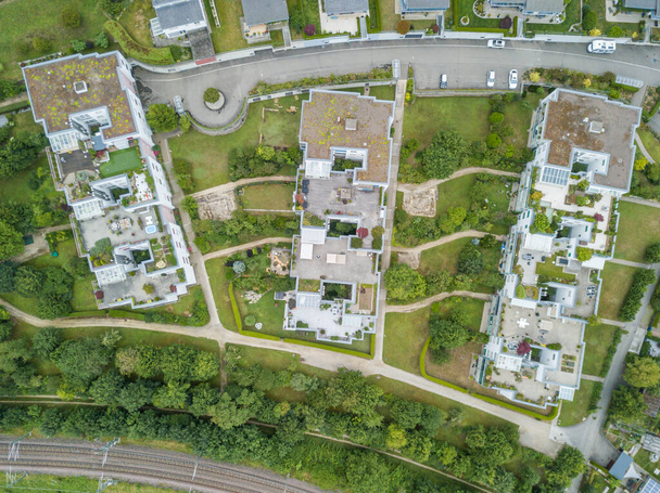 İsviçre 'deki tahsisatların havadan görüntüsü. Kentsel bahçe kavramı. - Fotoğraf, Görsel