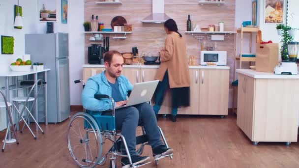 Behinderter Unternehmer im Rollstuhl - Filmmaterial, Video