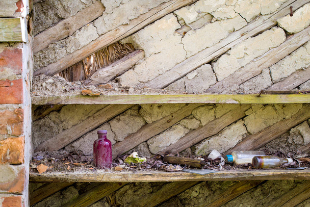Półka ze starymi rzeczami w zniszczonym drewnianym domu w opuszczonej wiosce - Zdjęcie, obraz