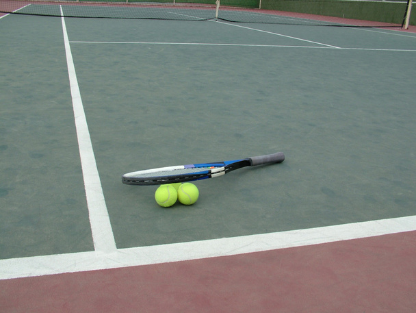 Tennis Ball & Racket on a Green Outdoor Court - Zdjęcie, obraz