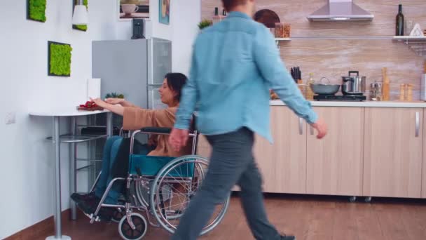 Frau mit Beinlähmung im Rollstuhl - Filmmaterial, Video