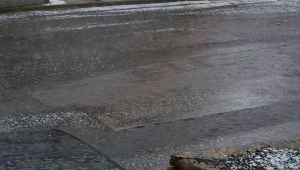 Wielkie grad kule lodu na masce samochodu po ciężkiej burzy grad - Zdjęcie, obraz