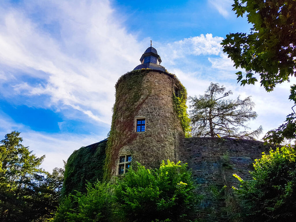 中世の丘の城の塔ドイツのシュロス・ランツベルク - 写真・画像