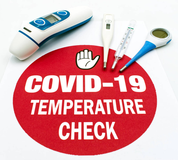 Verificação de temperatura Covid-19. Termômetro infravermelho, digital e clássico. Conceito de exame de febre por coronavírus
 - Foto, Imagem