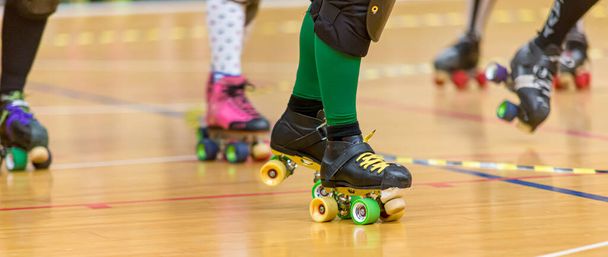 Patins de patins de uma pessoa que participa em derby rolo
 - Foto, Imagem