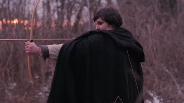 Mujer guerrera dispara un arco en el blanco - Metraje, vídeo