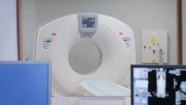 Ziekenhuiskamer met tomografie. Een lege MRI, CT, PET scanner. - Video