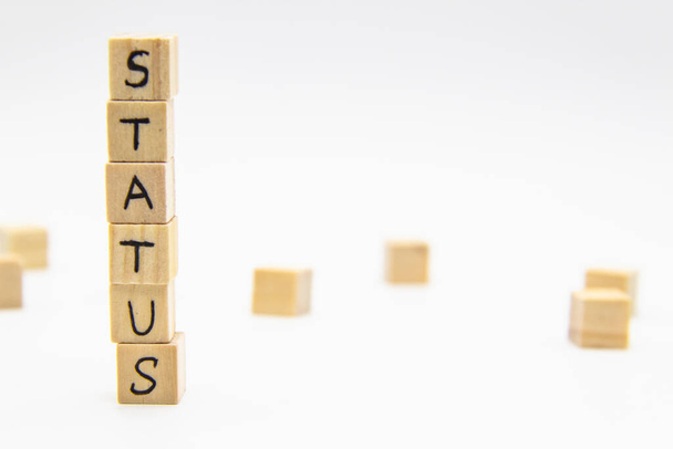 Слово "статус" написано на дерев'яних кубиках. Формування статусу з дерев'яних кубиків ізольовано на білому
 - Фото, зображення