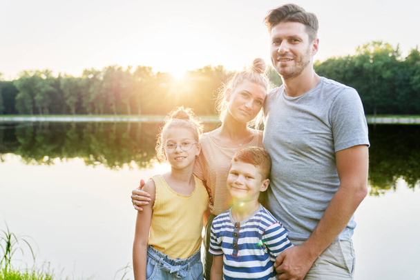 Ritratto di famiglia in riva al lago - Foto, immagini