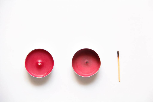 bougies rouges sur fond blanc - Photo, image