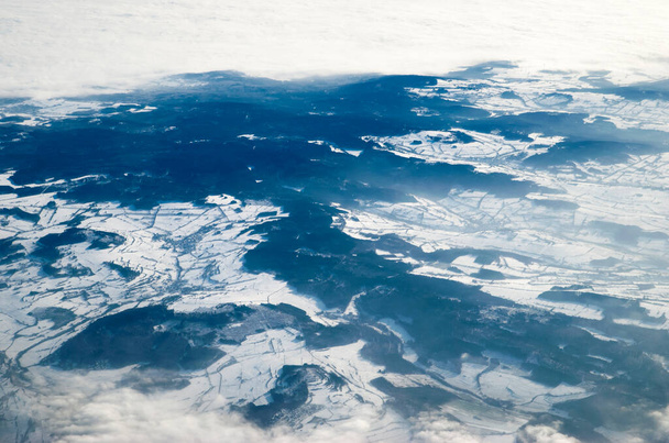 Повітряний вид на замерзлий під сніговим ландшафтом Німеччини в зимовий час. - Фото, зображення