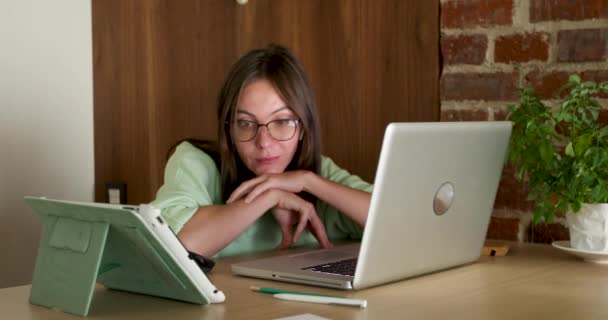 Boş ekranlı dizüstü bilgisayar izleyen kadın - Video, Çekim
