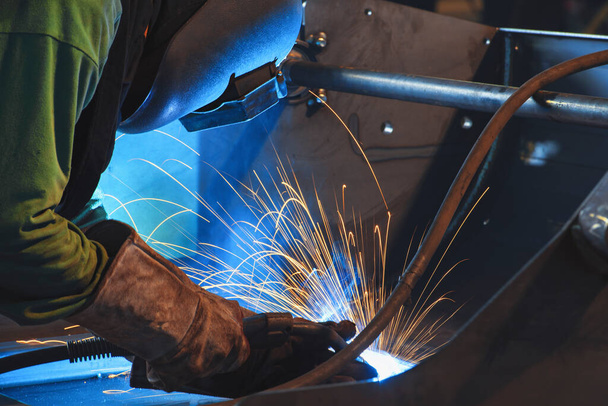 Soudage en acier, soudeur, artisan, ouvrier à l'usine soudure structure en acier, montage acier technique Soudeur industriel en acier dans l'usine technique. - Photo, image