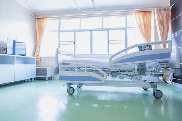 Ліжка пацієнта в сучасних лікарнях. Порожнє лікарняне ліжко з медичним обладнанням. Концепція медицини. хвороба
 - Фото, зображення