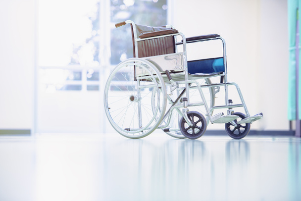Fauteuils roulants à l'hôpital, le patient est assis dans un fauteuil roulant, Il tient ses mains sur le volant, Les patients autosoignés à mobilité réduite. - Photo, image
