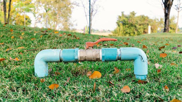 Vanne d'eau en PVC avec pipeline dans la cour ou le jardin - Photo, image