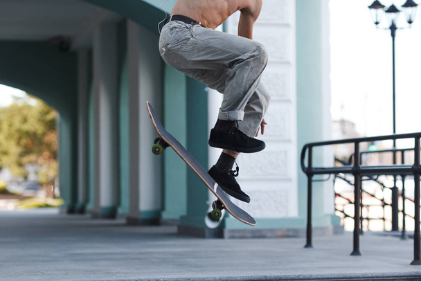 若いです男の子スケートボード上のトリックで街 - 写真・画像