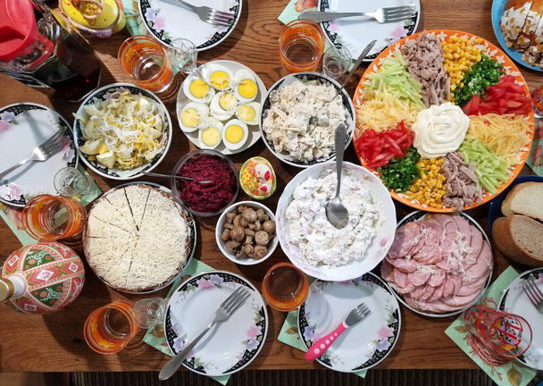 Velikonoční snídaně, slavnostní ukrajinský velikonoční stůl. Slavnostní tabulka. - Fotografie, Obrázek