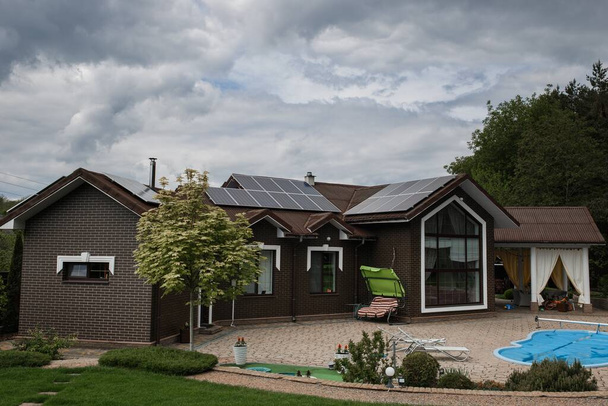Iso moderni talo aurinkopaneeleilla. Vaihtoehtoista energiaa. Aurinkovoimaa. Ekologian käsite - Valokuva, kuva