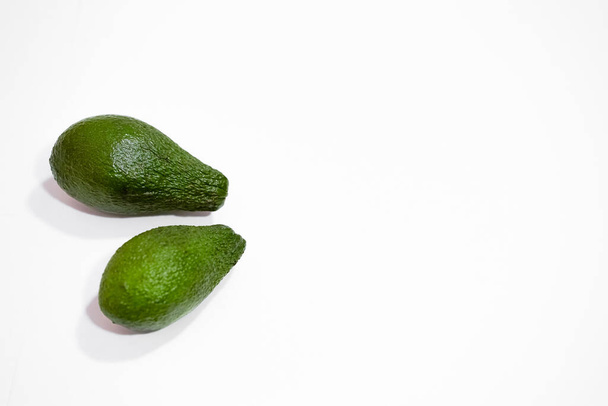 Avocado op een witte achtergrond, gezond voedsel, gezonde vetten. Voor conceptontwerp. Fitness achtergrond. Hoge kwaliteit foto - Foto, afbeelding