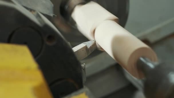 Drehmaschine CNC Drechselarbeiten am Baumholz - Filmmaterial, Video