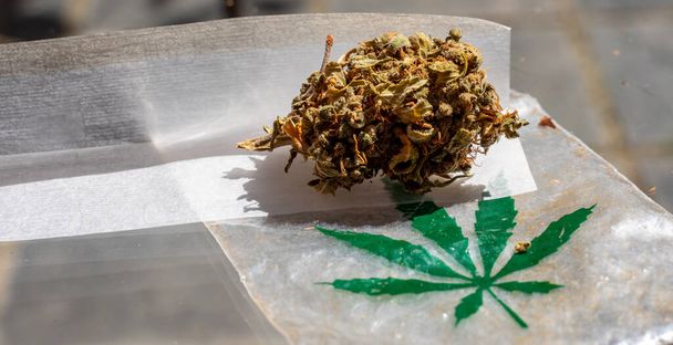 Bolsa de hojas de marihuana y cannabis
 - Foto, Imagen