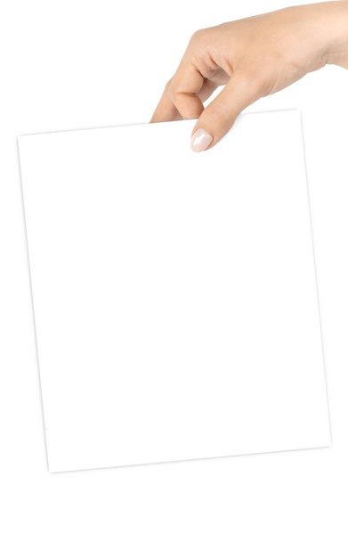 Επαγγελματίας. Χέρι κρατώντας κενό επαγγελματική κάρτα χαρτί απομονώνονται σε λευκό φόντο. Κενό πρότυπο με διαδρομή αποκοπής. - Φωτογραφία, εικόνα