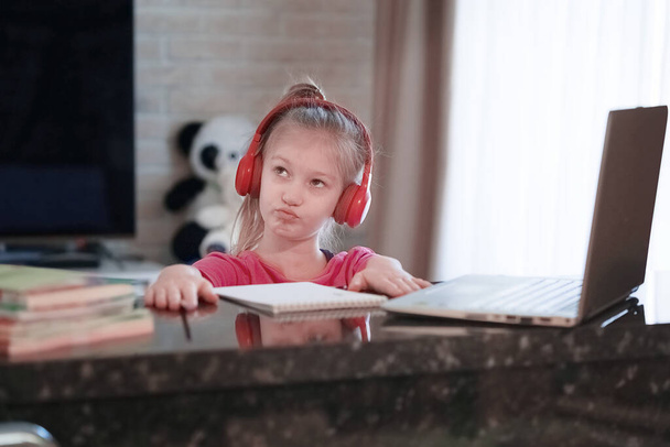 Kiválasztott fókusz boldog fiatal lány diák viselni fejhallgató óra webinar hallgatni online természetesen kommunikálni konferencián videó hívás e nyelvtanulás tanár leckét nézd laptop otthon. - Fotó, kép