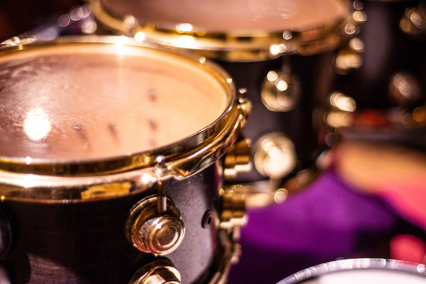 музыкальные инструменты: часть барабанной установки крупным планом - Фото, изображение