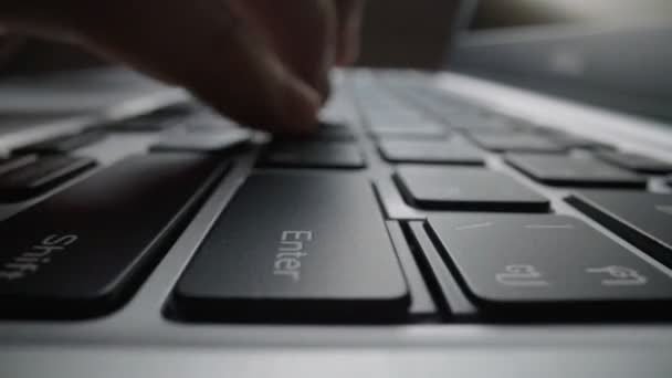 Close-up tempo lapso de digitação no teclado com os dedos. Macro foco suave dolly shot - Filmagem, Vídeo
