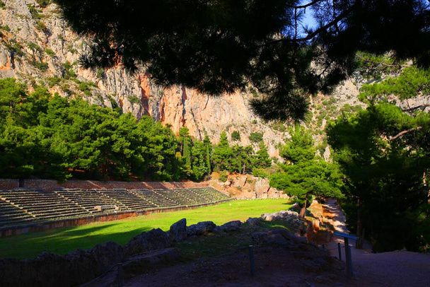 Imponujący starożytny park archeologiczny Delphi, Grecja - Zdjęcie, obraz
