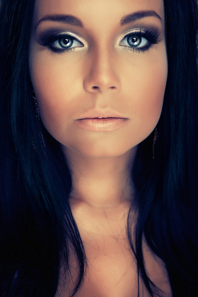 retratista chica con ojos azules y pestañas oscuras
 - Foto, Imagen