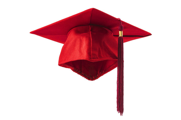 Academische prestatie en het vieren van hoger onderwijs succes conceptuele idee met rode mortieren graduatie cap met knipsel pad cutout in spook etalagepop techniek geïsoleerd op witte achtergrond - Foto, afbeelding