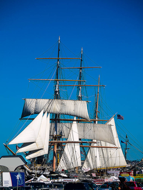 Recorriendo los lugares de interés en San Diego, al sur de California. En el Museo Marítimo, en el puerto, se celebraba el Festival de la Vela, en el que se exhibían veleros que permitían subir a bordo y los recreadores contaban las historias de los barcos.
 - Foto, imagen