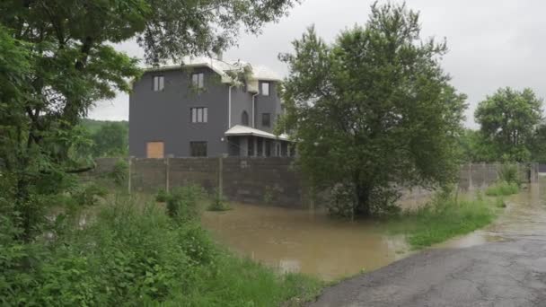 Sel sırasında özel evi su basmış. Yağmur yağar ve su seviyesi yükselir. Limnitsa Nehri Ukrayna. - Video, Çekim