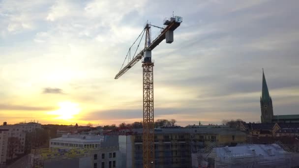 Luchtfoto van bouwplaats nieuwbouw woongebouw wint torenkraan. - Video