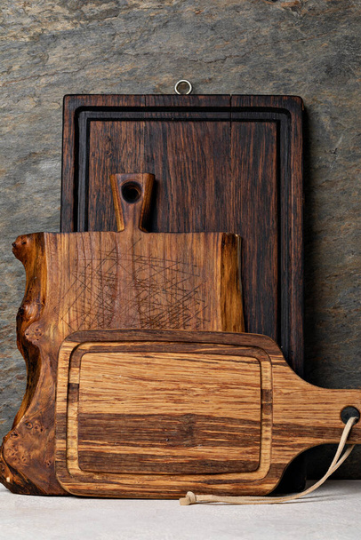 Planche à découper en bois rustique sur fond de pierre rouillée - Photo, image