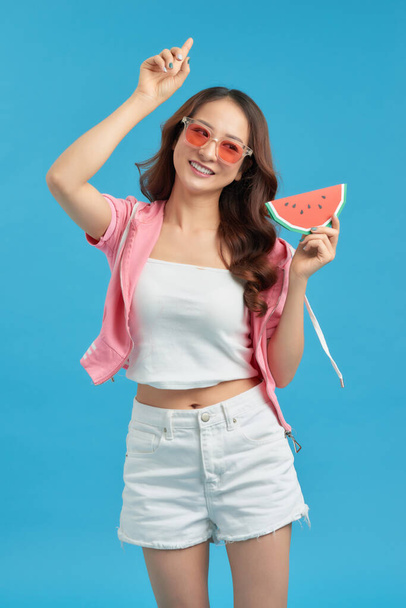 Молодая азиатка с фруктами
 - Фото, изображение