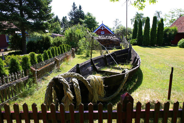 Деревянная лодка в деревне, Куршская коса, Литва - Фото, изображение
