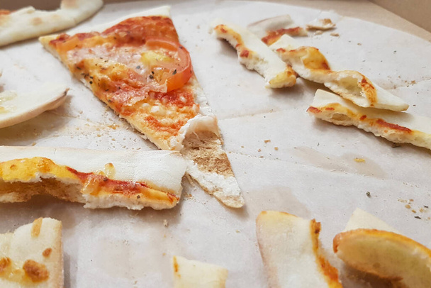 Залишки піци в портативній коробці, процес вживання піци
. - Фото, зображення