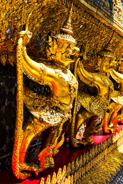 Riesige Statuen im nationalen Königspalast von Bangkok, Thailand - Foto, Bild