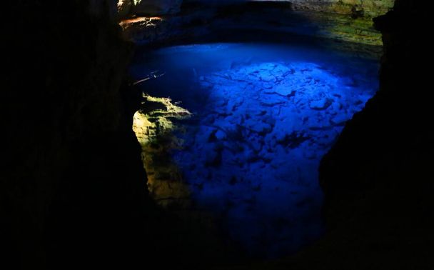 Prachtige ondergrondse blauwe meer Poco Encantado in Chapada Diamantina, Brazilië - Foto, afbeelding